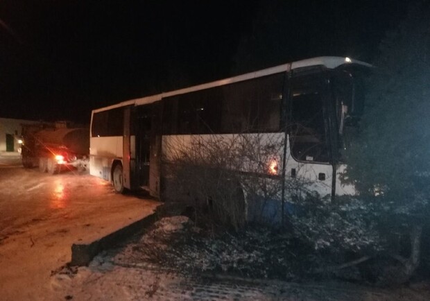 В Запорожье автобус врезался в забор дома - фото: ГСЧС