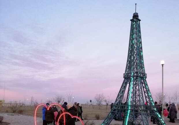 Чтобы не ехать в Париж: под Запорожьем установили "Эйфелеву" башню. Фото: fb Катя Дерибас