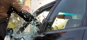 Накипіло: серед дороги на Стрийській п’яний чоловік розбив два авто та побив водіїв