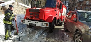 Пожар подождет: бригаде спасателей пришлось самим расчищать дорогу от снега