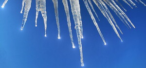 Обережно: у Львові альпіністи оббивають бурулі