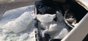 Бурульки і снігові брили з дахів трощать автомобілі у Львові: фото