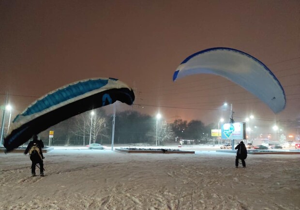 Запорожские экстремалы пытались летать над городом на парапланах. Фото: fb Роман Косенко