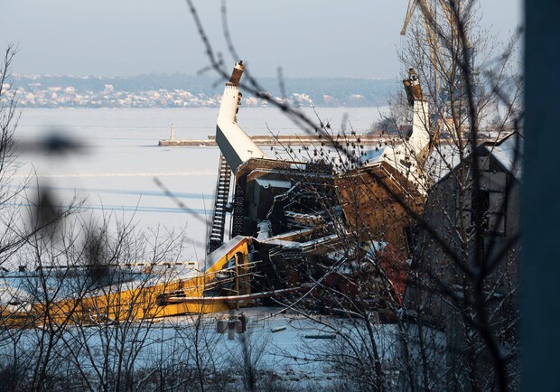 В запорожском речпорту рухнул кран. Фото: Александр Архипов