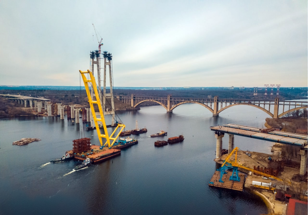 На запорожских мостах остановили работу плавкрана "Захарий". Фото: fb Onur Group Ukraine