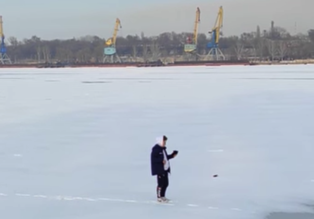 Очень опасно: в порту школьник устроил фотосессию на замерзшем Днепре (видео) - фото fb Роман Косенко 