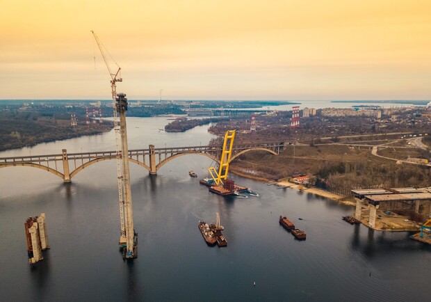 Кран "Захарий" установил первые временные опоры вантового моста. Фото: fb Onur Group Ukraine