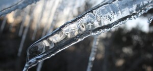 Практически неподвижна: что сейчас с женщиной, на которую упал снег со льдом