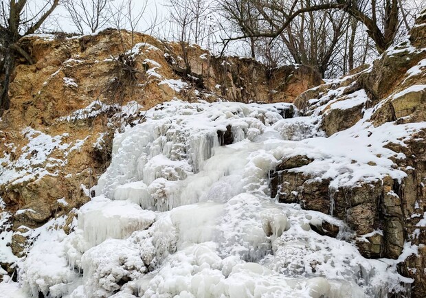 Необычное зрелище: в Запорожской области замерз водопад. Фото: Сергей Скорик
