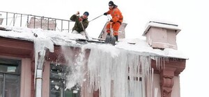 Небезпека зверху: у Львові на жінку впала брила снігу