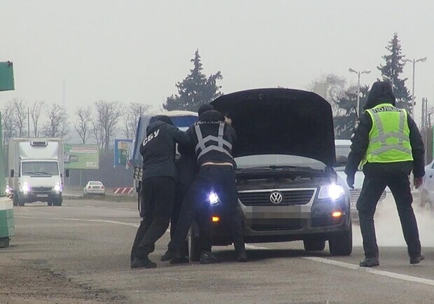 Запорожец незаконно возил людей на оккупированные территории. Фото: ГУНП Запорожской области