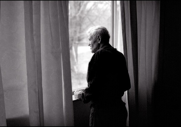 Пытался покончить с собой: на Набережной пенсионер выпрыгнул из окна. Фото: Getty Images