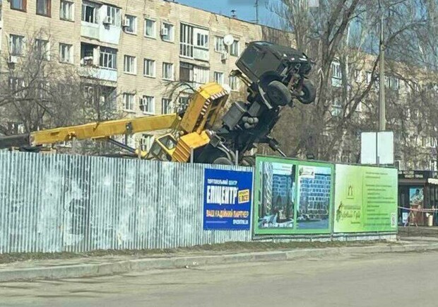 Авто зависло в воздухе: в Запорожье на стройплощадке упал кран - фото @its_zp