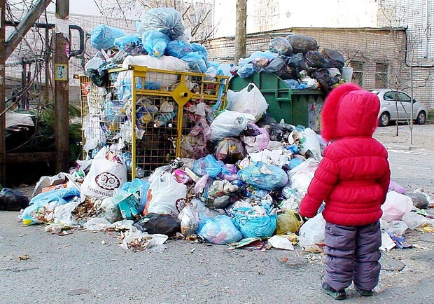 Горы мусора и неприятный запах: за новым ТЦ на Бородинском устроили свалку. Фото: Getty Images