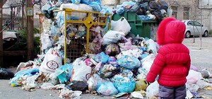 Горы мусора и неприятный запах: за новым ТЦ на Бородинском устроили свалку