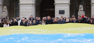 Відео дня: на площі Ринок розгорнули гігантський синьо-жовтий стяг і заспівали гімн