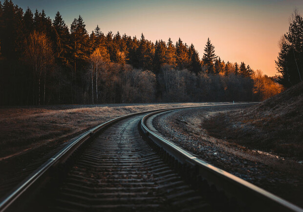 Будут ездить в объезд: запорожские железнодорожники проложили временные рельсы. Фото: wallpapers.99px
