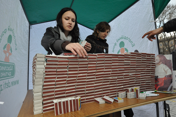Новость - События - Волонтеры построили домик из… спичечных коробков
