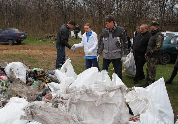 Фото пресс-службы ОГА. Петров с молодежью отчистили Хортицу от мусора. 