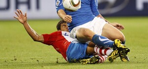 Жестокий подкат в ноги: футболист 