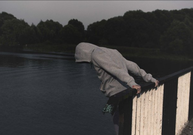 В Запорожье спасли парня, котоырй хотел прыгнуть с моста - фото: pixabay