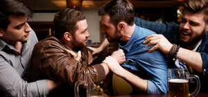 Дрались и крушили все вокруг: посетители разгромили заведение в центре Днепра (видео)