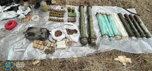 Готовились к совершению терактов: под Харьковом СБУ нашла тайник с гранатами, минами и взрывчаткой