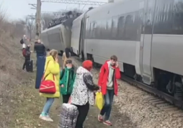 Шесть вагонов поезда "Киев-Запорожье" сошли с рельсов: известна предварительная причина - фото its_zp
