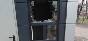 Разбили окна и украли бойлер: вандалы разгромили туалет в парке 