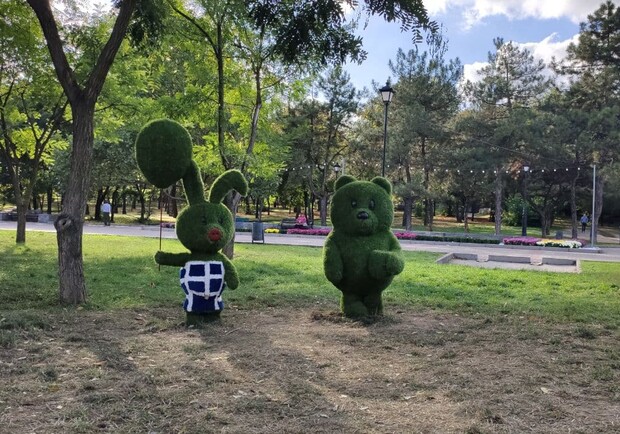 В парке Трудовой Славы устанавливают травяные скульптуры. Фото: Vgorode