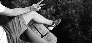 Подруги позвали на помощь: в Харькове школьница упала со 2-го этажа