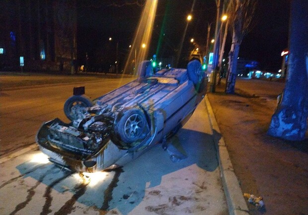Был пьян: на Фестивальной перевернулся автомобиль. Фото: Патрульная полиция Запорожья