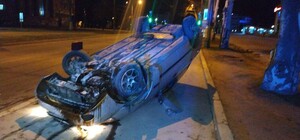 Был пьян: на Фестивальной автомобиль перевернулся на крышу