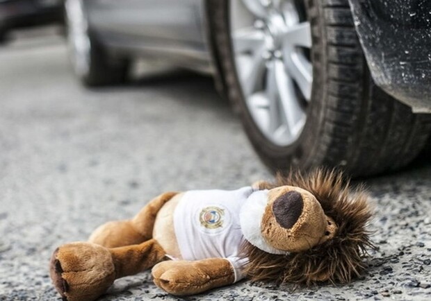 В центре Запорожья автомобиль сбил 10-летнюю девочку: ее забрала "скорая". Фото: Getty Images