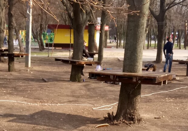 Прибивают прямо к дереву: на Шевченковском строят веревочный пар - фото