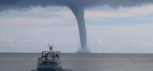 Видео дня: под Одессой заметили водяной смерч 