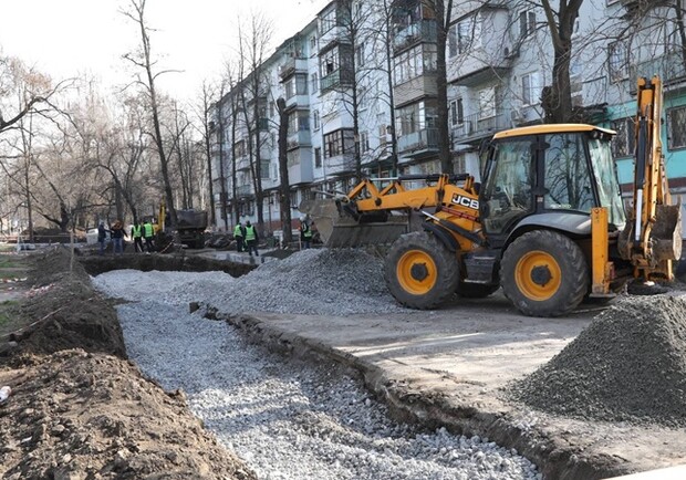 В Запорожье благоустраивают территорию возле Аллеи Роз - фото: zp.gov.ua