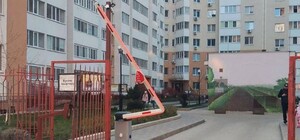 Хотел выехать со двора: в Одессе мужчина голыми руками переломил шлагбаум