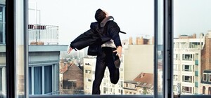 Пытался покончить с собой: на Бородинском мужчина изрезал себя и выпрыгнул из окна