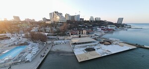 Совсем обнаглели: ночной клуб в Аркадии расширяется в сторону моря (обновлено)