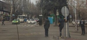 Юные бизнесмены: возле Макдональдса на Металлургов попрошайничают дети