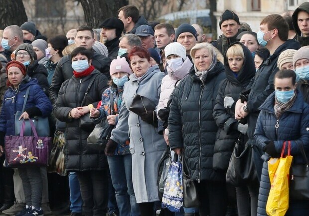Запорожцы ждут транспорт в огромных очередях. Фото: Reuters