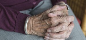 Звала на помощь: на Оболони спасли пожилую женщину, которую придавило диваном