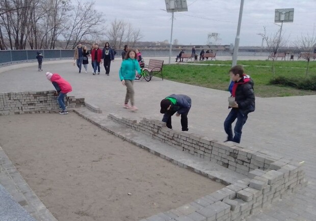 На Правобережном пляже дети построили "замок" из тротуарной плитки. Фото: true_zp