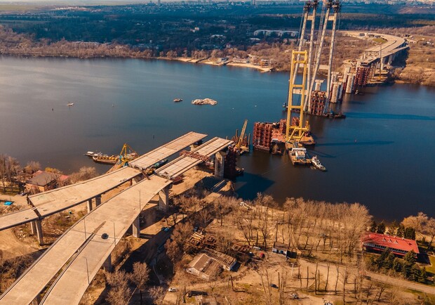 Строительство вантового моста: "Захарий" завершает монтаж временных опор. Фото: fb Onur Group Ukraine