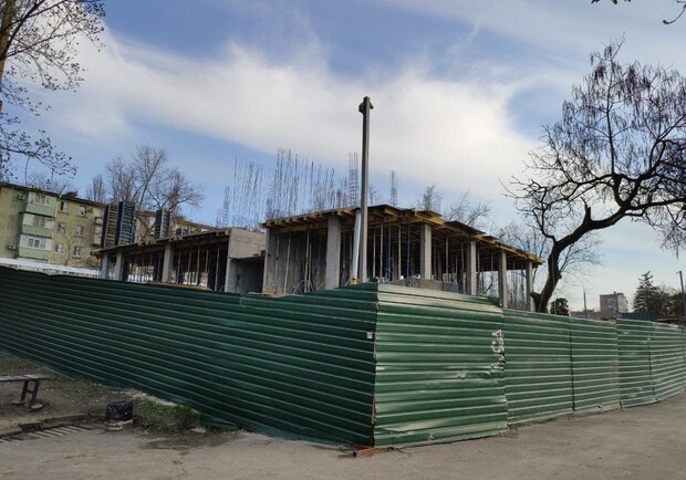 В центре Запорожья начали стройку прямо в парке: что там будет. Фото: Vgorode