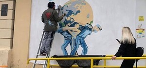 Спасают мир: в Одессе появился мурал, посвященный медикам 