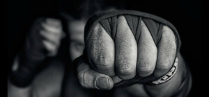 Зашивали лицо: в Днепре кикбоксер избил соседа, который припарковал машину во дворе