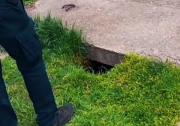 Мама прыгнула за ним: в Запорожье 1,5-годовалый ребенок провалился в яму - фото