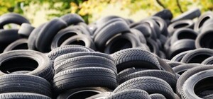 Не на свалку: куда коммунальщики свозят шины из киевских дворов